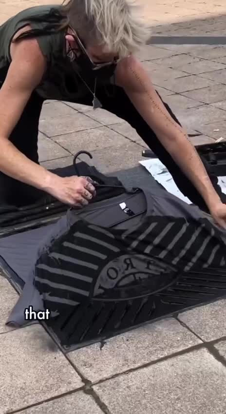 Искусство. Принт с люка.