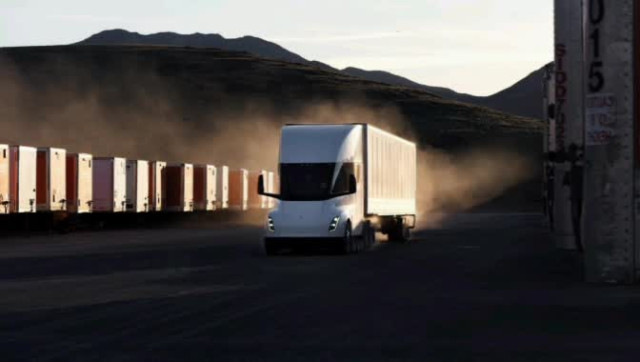 Авто, мото, вело. Грузовики Tesla Semi.