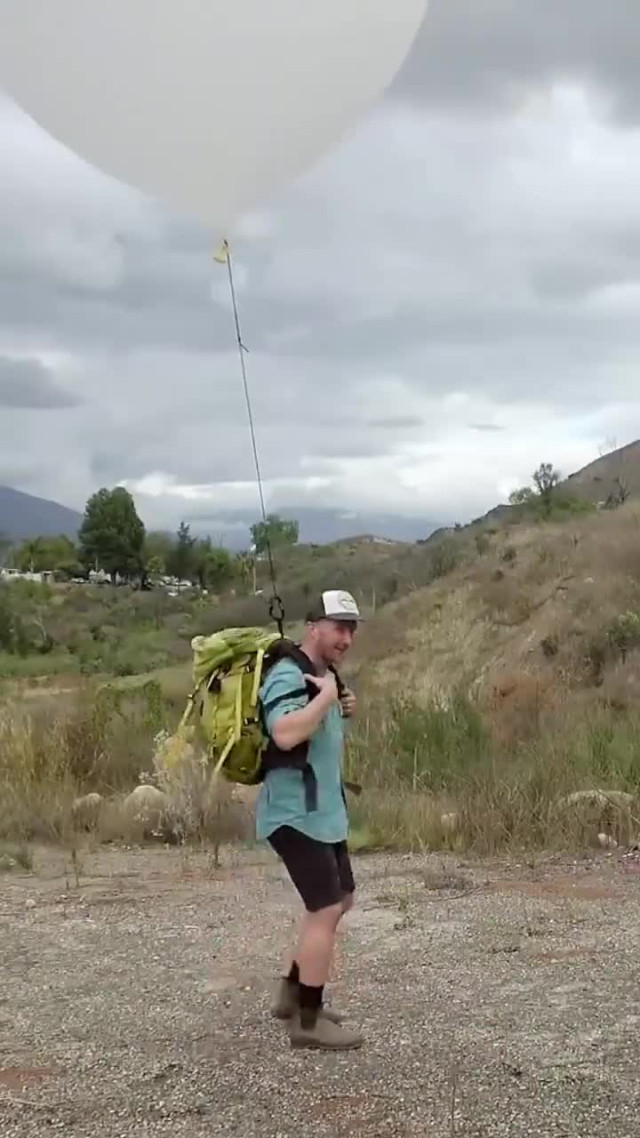 Туристу. Шар с гелием для рюкзака.