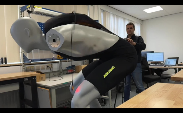 Как подушка безопасности помогает велосипедисту и как его шлем показывает повороты?