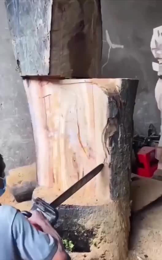 Искусство. Вырезаем оленя из массива дерева бензопилой.