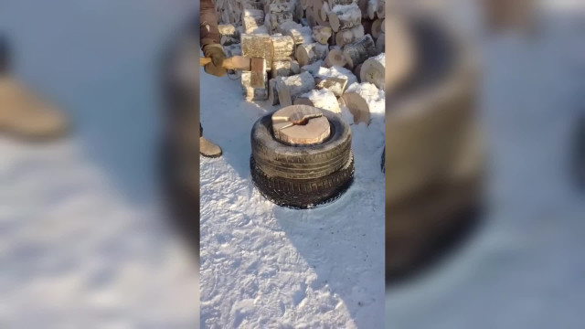 Бытовые хитрости. Расколоть правильно. Устранить  зазор колышками.