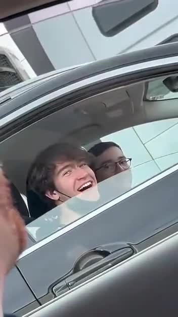 Видео прикол ( юмор). Разные фазы подъёма стекла.