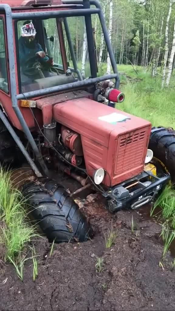 Авто.мото.вело. Трактор в болоте.