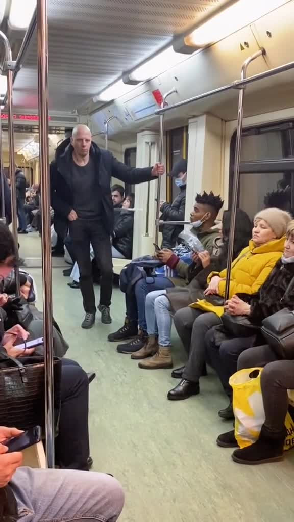 Видео прикол... И Вам точно уступят место!