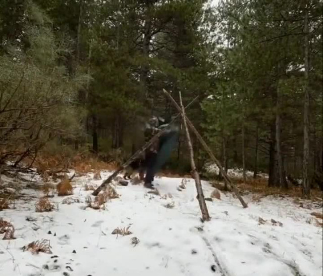 Туристу. Из жердей делаем тент.