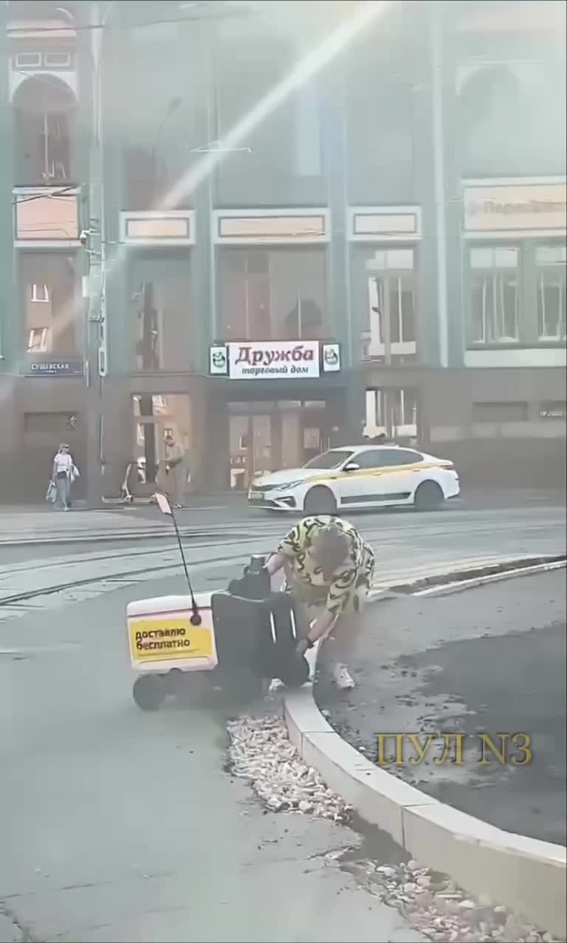 Как пенсионерка помогает роботу?