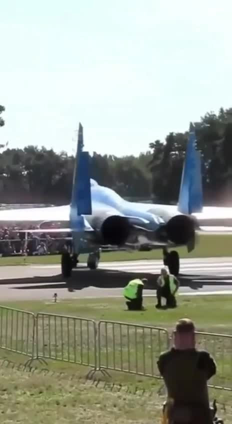 Видео прикол (юмор). Не стой под двигателями.