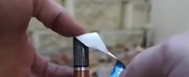 Туристу. Огонь от батарейки и фольги.