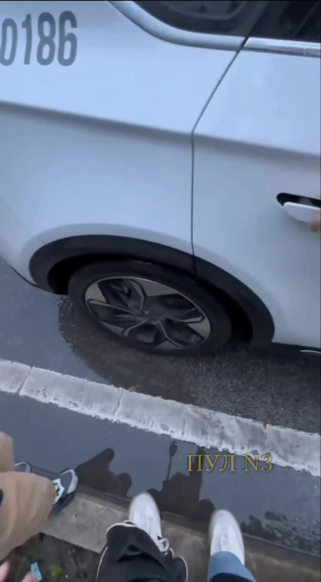 Разное. Дети могут путешествовать в такси самостоятельно.