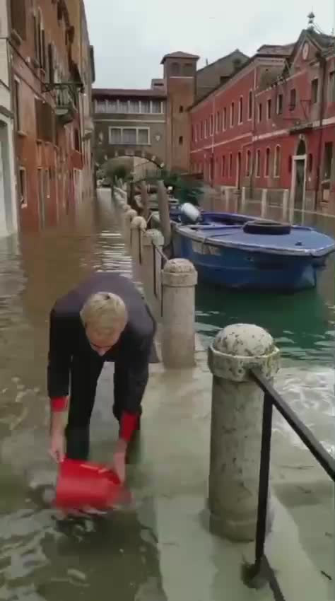 Что он делает?